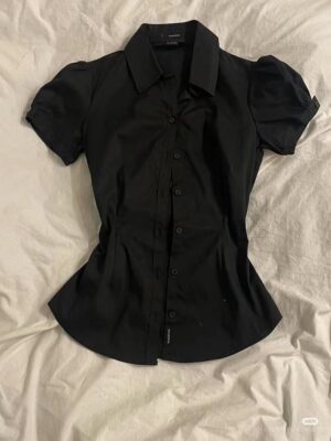 Black cropped fitted shirt